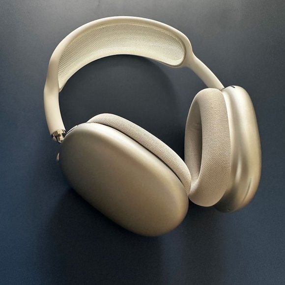 Apple Airpods Max in Silver - Picture 4 of 7